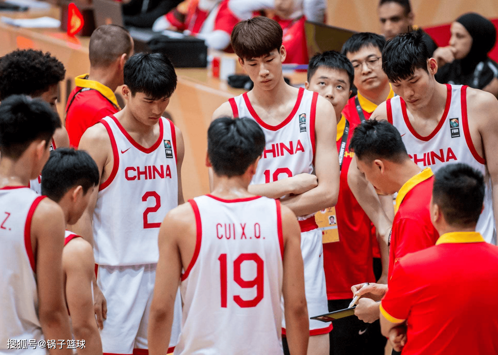 天津男篮球员团结合作，实现奇迹逆转