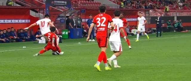 争议判罚引发球迷热议，裁判决定公布比赛细节的简单介绍